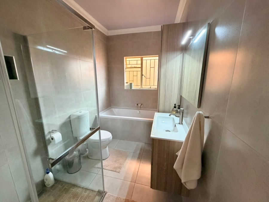 3 Bedroom Property for Sale in Kannoniers Park North West